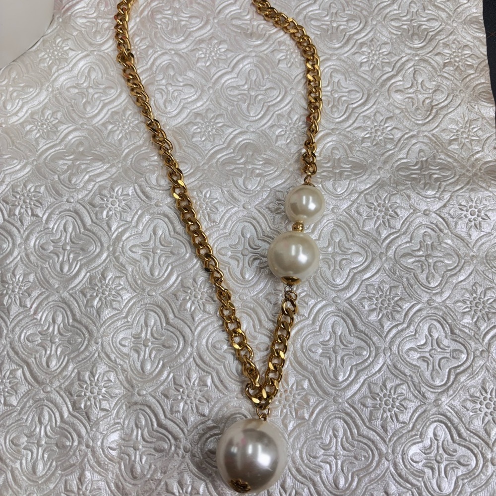 Cher Stainless Steel Elegant Gold and Pearl Necklace - Picture 3 of 6